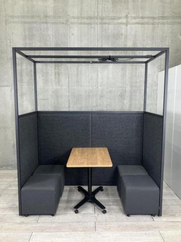 【在庫入替セール品】【空間を区切ってちょっとしたミーティングや休憩室として!】■イトーキ (ITOKI) ハックス (HAX) 4人用ブース パーティション フレーム家具 ■天中央ビーム付き テーブル・スツール付き ■ブラック 【弊社使用欄:A00980643】 ABW【T9】