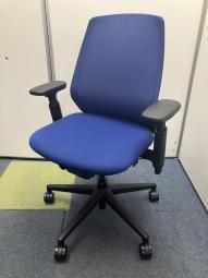 【軽い座り心地がクセになる！スタンダードなメッシュチェア！】■ウチダ（UCHIDA）　ニンバス（Nimbus）チェア　肘付ハイバック　■可動肘　■ブルー×ブラックフレーム
