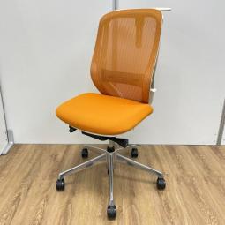 【1脚限定】【クレジット決済優先】【在庫入替品】オカムラ製　シルフィーシリーズ　オレンジカラー　コートハンガー・ランバーサポート付　ポリッシュ脚　肘無　ハイバックチェア　前傾姿勢　オフィスバスターズ　梅田本店