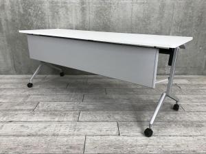 【35台ロット入荷】【会議・研修室などに・使わないときは畳んで省スペース！】■コクヨ（KOKUYO）製　リーフライン（Leafline）　サイドスタックテーブル　■ホワイト天板　幕板付き　W1800/D600㎜　■2～3名での使用想定です【フラップテーブル/折りたたみテーブル/ミーテイングテーブル】