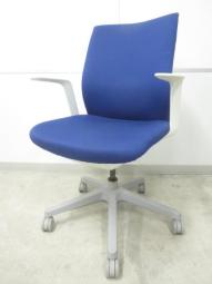 【様々な体格にフィットする快適な座り心地！】■オカムラ　オムネスチェア　肘付　ブルー　【okamura　omnes】★