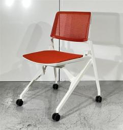 【2脚限定】【上質なデザインのネスティングチェア！】■オカムラ (okamura)　マルカ (Marca)　ネスティングチェア　■背・座面メッシュタイプ　肘無し　キャスター付き　■オレンジ×ホワイトフレーム