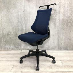 【定価約12万円】【姿勢の変化にフレキシブルに対応！背もたれの大きなハイバックタイプ！】■イトーキ（ITOKI）　エフ（ｆ）チェア　ハイバック　肘無し　メッシュバックタイプ　■コートハンガー付き　■ネイビーブルー×ブラックフレーム