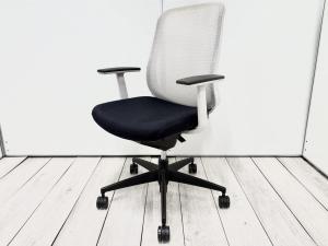 【在庫入替セール品！】通気性の良いメッシュ仕様と機能性を最大限に活かした人気チェア！おしゃれなだけでなく透過性の高い背面に汚れの目立ちにくいブラック座面を合わせた実用性も高いツートンカラー！
■コクヨ/シロッコ (Scirocco)/ソフトグレー　固定肘付き