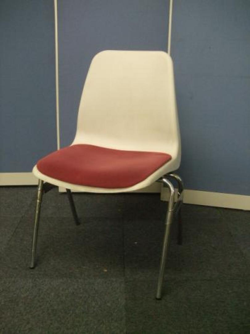 【オシャレ品を大量32脚入荷いたしました！】　スタキングチェア　座り心地ジャストフィット　【会議チェア】
                                    中古
            