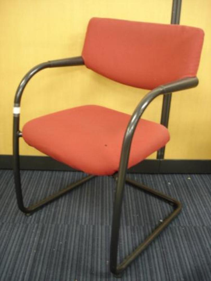 ■ちょっと訳有り…ですがこの価格！！■【vitra ミーティングチェア】■座面に穴があります■【レッド】■デザイン性◎■【会議チェア】
                                    中古
            