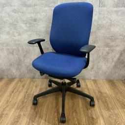 【大人気前傾機能付きチェア！フィット感抜群のおすすめシリーズ！】■オカムラ　シルフィー（Sylphy）　肘付きハイバック　背クロス　■固定肘　■ミディアムブルー × ブラックシェル