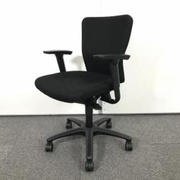 【人間工学に基づいた快適シーティング・ワーキングチェアの定番モデル！】■オカムラ（okamura）製　カロッツァチェア（Carrozza）　肘付き　ローバック　■可動肘　■ブラック
