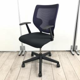 【定価約16万！】【腰回りのフィット感重視ならこれ！有名海外メーカーのクールなチェア！】■KEILHAUER（キールハワー）　シンプルチェア（SIMPLE-9323）　ローバック　肘付き　■背面メッシュ　■固定肘　■背面：パープル　座面：ブラック 【弊社使用欄：A01009357】