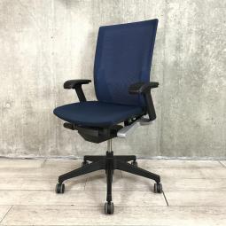 【定価約12万円】【シャープかつシンプルなデザイン！大きな背面が体にフィット！通気性がよく長時間でも快適な高級チェア！】■イトーキ (ITOKI)　ヴェント (Vento)チェア　肘付きハイバック　背面メッシュ　■可動肘　■ランバー付き　■ネイビーブルー