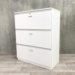 【A4ファイルも沢山収納可能！ホワイトカラーの人気シリーズ３段ラテラル書庫！】■イトーキ（ITOKI）製　シンライン (THIN LINE)　3段ラテラル書庫　ローキャビネット　■天板付き　■ホワイト　■シリンダー錠【2505】弊社使用欄【A01013834】