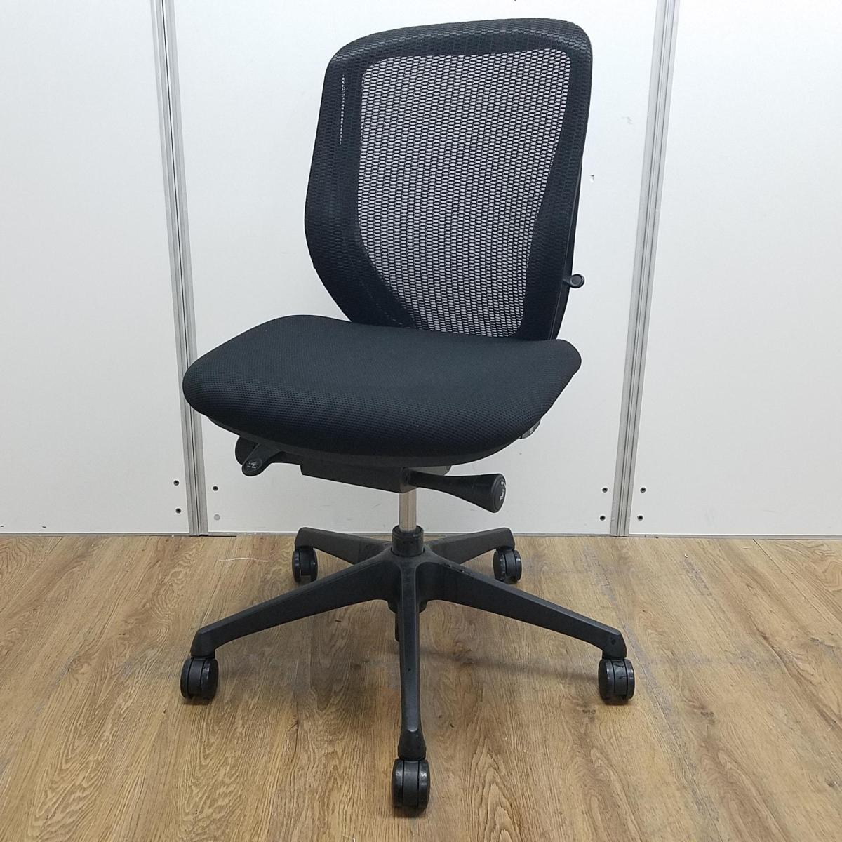 オカムラ製　シルフィーシリーズ　ブラック　背面メッシュ　ブラックフレーム　前傾機能チェアの代名詞　大人気シルフィーチェア　肘無しローバックチェア！！
                        シルフィーメッシュ
                                    中古
            
