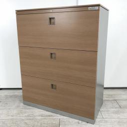 【オフィスの必需品！大容量の三段キャビネット！】■オカムラ(okamura)製　レクトラインシリーズ　3段ラテラル　ローキャビネット　(W900/D450/H1115)　 ■シルバー　※正面・天板：ブラウン　■シリンダー鍵
