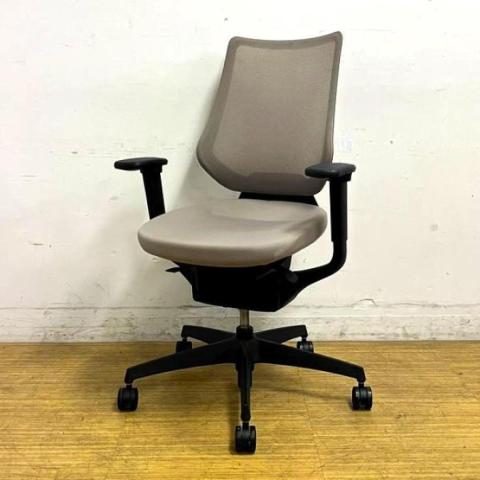 【在庫入替セール】コクヨ　ing（イング） バーチカルタイプ　背：メッシュ　可動肘　ミディアムグレージュ×ブラックフレーム　オリジナリティあふれる逸品