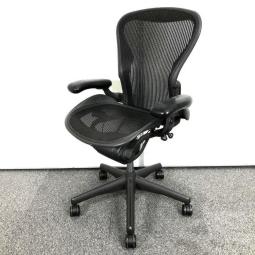 【言わずと知れた大人気チェア！】■ハーマンミラー(Herman Miller)製　■アーロンチェア(Aeron chair)　■Bサイズ　■可動肘　※前傾チルト・リクライニング範囲設定のかかりが若干緩い商品となります。