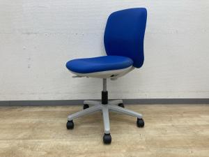 【定価4万円】【シンプルでコンパクトな見た目が可愛らしい！小さめのデスクとも相性抜群！】■ウチダ製　エニーザ (Anyza)　肘無しローバック　■ブルー×ホワイトシェル