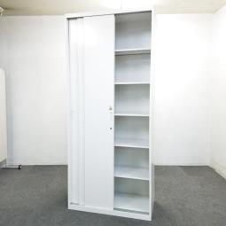 【スライド扉でスペースを有効活用！中央に収納したファイル書類も取り出しやすい3枚引き戸書庫！】■イトーキ製　シンラインシリーズ　3枚扉引き違いハイキャビネット　■ホワイト　■ベース無し　■シリンダー錠
