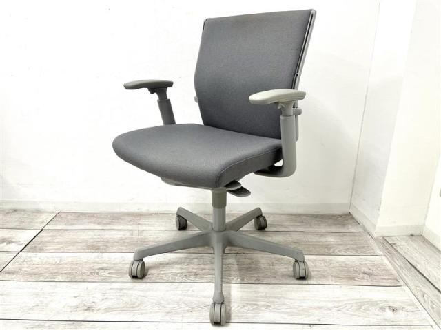 【定価約12万円】【座り心地抜群！コストパフォーマンスに優れた】■オカムラ/エスクード　■可動肘　■グレー　■肘付ハイバックチェア　■ランバーサポート　■異硬度クッション