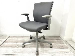 【定価約12万円】【座り心地抜群！コストパフォーマンスに優れた】■オカムラ/エスクード　■可動肘　■グレー　■肘付ハイバックチェア　■ランバーサポート　■異硬度クッション
