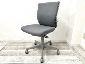 【定価約11万円】【座り心地抜群！コストパフォーマンスに優れた】■オカムラ/エスクード　■グレー　■肘無ハイバックチェア　■ランバーサポート　■異硬度クッション