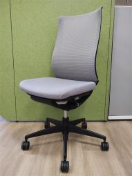 【ダイヤル式のランバーサポートが魅力的な高級感のあるオフィスチェア！】■コクヨ製 (KOKUYO)　ベゼ ル(Bezel)チェア　肘付きハイバック　肘無　背面メッシュ　■ランバー付き　■ソフトグレー　【2503】弊社使用欄【A01002764】※
