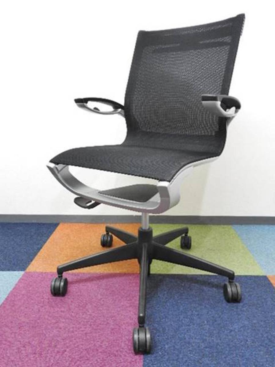 【座面下には収納に便利なトレー、背部には上着を掛けられるハンガーを装備！】■コクヨ（KOKUYO）　アクティナ (ACTINA)　肘付き　ハイバック　■固定肘　■ブラック 【通気性抜群のメッシュ背/座面！】
                        アクティナ
                                    中古
            