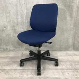 【全ての機能をコンパクトに！クッション性が高く座り心地が良い！】■ITOKI（イトーキ）製　トルテチェア　肘無しローバック　■ディープブルー×ブラックシェル