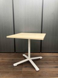 【在庫入れ替えSALE】【珍しいキャスター付きの角テーブルが2台入荷致しました！！】面談や休憩スペースに　ナチュラル　コクヨ　KOKUYO　中古　W750　D750