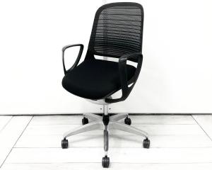 【1脚限定】【クレジットカード決済優先】【斜めの座面が座りやすさの秘密！デザインが良く機能性も高い人気シリーズ！】■オカムラ製　ルーチェ　肘付ローバック　■ブラック　■背面メッシュ　■サークル肘　オフィスバスターズ　心斎橋店