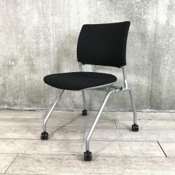 【ショッピングカートのように平行に重ねて収納することが可能！背中を包み込む美しいカーブとベンディング機構が人気！】■オカムラ（okamura）　エレナ2（Elena2）　ネスティング　会議用　ミーティングチェア　■ブラック