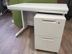 【セット商品】【清潔感のあるホワイトカラーの片袖机！コンパクトな幅1000㎜！】■奥行600㎜のコンパクトサイズ！　■オカムラ(okamura)　アドバンスシリーズ　平机+ワゴンセット　■ネオホワイト　■引出し付　【省スペースでも快適なサイズ！】【2505】弊社使用欄【A01013811/A01012750】※