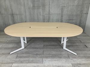 【ワイヤリング機能をしっかり備えたフレキシブルなデスクで快適なワークスペースを！】■オカムラ（okamura)　アプションフリー（Aption Free）　ワークテーブル　ミーティングテーブル　会議用　■楕円天板　色：木目ナチュラル　■W2400×D1400㎜　■配線スペース付き【弊社使用欄：A01014743】