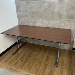 オカムラ製のミーティングテーブル【インターレイス】が入荷しました！　＊福岡市拠点の「オフィスバスターズ福岡南店」は、福岡はもちろん、岡山・広島エリアにも対応しています。中古オフィス家具・チェア・デスク・複合機など一式手配可能。各地に特化した在庫とワンストップ対応で、起業・移転・レイアウト変更にしっかり対応し、岡山・広島でも安心の選択肢をご提供します。＊