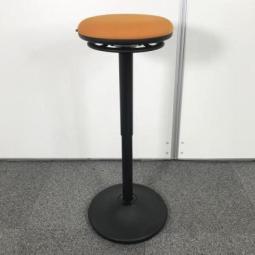 【「座る」と「立つ」のいいとこ取り！】■オカムラ（okamura）　ピルエット（pirouetto）　カウンターチェア　スツール　■オレンジ　シェル：ブラック【高さ調節可能なパーチングスツール！】　ABW