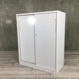 ※取っ手に日焼け有【開閉時に場所を取らないから人通りが多い場所でも使える収納家具！取っ手が長く開閉しやすい！】■ウチダ製　HSシリーズ　引き違いローキャビネット　2枚扉　■ホワイト　■シリンダー錠