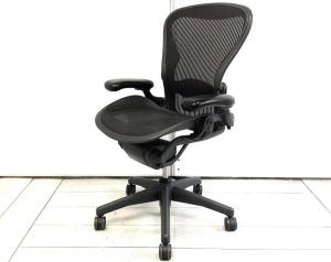 【人気！高級チェアの大定番が入荷】◆Aeron Chair◆ハーマンミラー/アーロン/ブラック◆Bタイプ/上下昇降のみ/ランバーサポート付/肘可動式◆バナナクッション新品◆