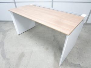 【スタイリッシュなイメージの木目デザイン！】■コクヨ　ワークヴィスタシリーズ　パーソナルテーブル　W1400×D725×H720mm　ホワイトパネル脚　■ゆとりのあるワークスペースで作業効率アップ！　※パーツ不揃いのためお安く！【KOKUYO　WorkVista】