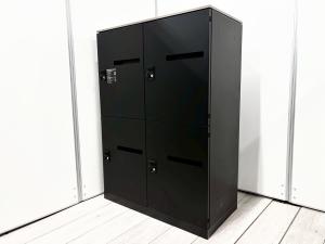 【ブラック×木目のおしゃれ仕様！】カフェ調のオフィスにもピッタリなカラーリング！フリーアドレスデスクとも相性抜群なパーソナルロッカー！
■オカムラ/レクトライン/ブラック　4人用ロッカー　木目天板付き　ダイヤル錠　メールロッカー