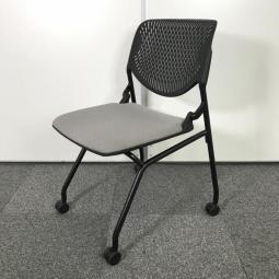 残り1脚の為【在庫入替SALE】【背のスリットデザインはベンディング機能！体にフィットするので快適！】■オカムラ（okamura）製　ルナチェア（RUNA）　ネスティングチェア　■座面グレー×ブラック背面・脚　■背面樹脂メッシュ