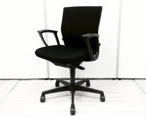 オフィスチェアの王道！ミドルクラスの定番シリーズ！座り心地のよい人気チェア！
■オカムラ/エスクード（ESCUDO）/ブラック　ローバック肘付き　■デザインアーム　ランバーサポート
【人間工学に基づいた確かな座り心地！】