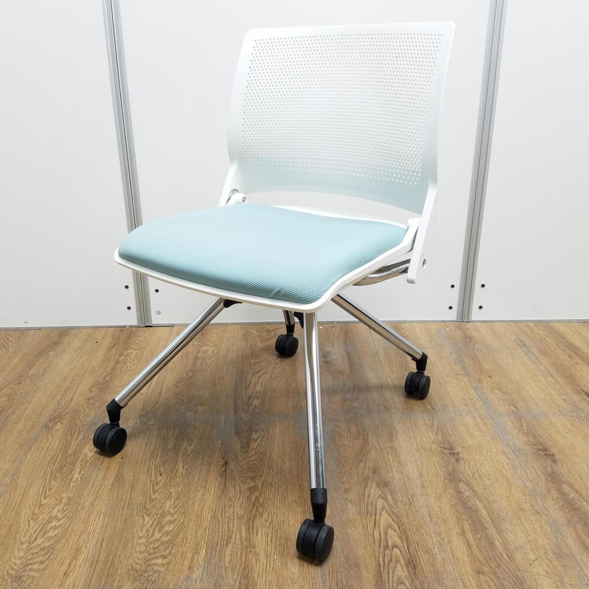 オカムラ製　クリールシリーズ　セージ　ホワイトフレーム　ネスティングでコンパクトに収納できる！快適な座り心地のミーティングチェア！　ネスティングチェア！！
                        クリール
                                    中古
            