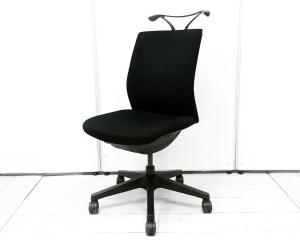 【ワークスタイルにフィットする、座る人を選ばないマルチパーパスシーティング】■オカムラ（okamura）　オムネス（omnes）チェア　　ローバック　■ハンガー付き　■ブラック【AD】