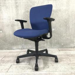 【在庫入替セール品】【すべてのワーカーを包み込む優しい座り心地！】■オカムラ/スラート (Sulato)/ローバック肘付き/可動肘/ミディアムブルー×ブラックフレーム/オススメ(おすすめ) /人気商品【弊社使用欄：A00985384】