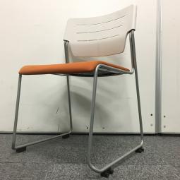 【倉庫在庫品】【10脚入荷！】重ねられるので収納にも困りません！　イトーキ　エレック　オレンジ　オフィスバスターズ梅田本店