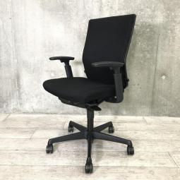 【博】【背中をしっかりサポート！】■オカムラ製　エスクードチェア　可動肘付　ハイバック　ブラック　PCチェア　中古　福岡　博多　天神　九州最大級　＊熊本市で、中古オフィス用品・オフィス家具をお探しなら「オフィスバスターズ熊本サテライト店」へ＊※サテライトは商談スペースのみの為、在庫は福岡の在庫を掲載しております。商品につきましてはお電話にてお問い合わせください。