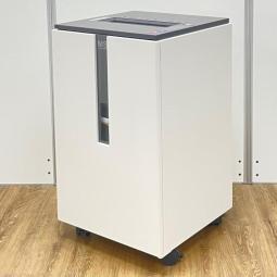 ★2018年製★明光商会製のシュレッダー【Universalシリーズ UA-F25C-L】が入荷しました！＊福岡市拠点の「オフィスバスターズ福岡南店」は、福岡はもちろん、岡山・広島エリアにも対応しています。中古オフィス家具・チェア・デスク・複合機など一式手配可能。各地に特化した在庫とワンストップ対応で、起業・移転・レイアウト変更にしっかり対応し、岡山・広島でも安心の選択肢をご提供します。＊