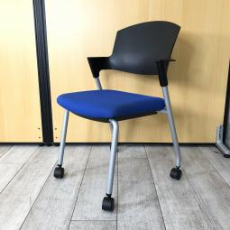 【シンプルスマートなスタッキングチェア！分厚いクッションで長時間でも快適な座り心地！】■コクヨ（KOKUYO）製　プロッティ (Protty)　肘付　ミーテイングチェア　スタッキングチェア　■固定肘　■ブルー×ブラック　■背面ヌードタイプ
