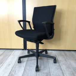【長時間のデスクワークもランバーが快適にサポート！オフィスの定番チェア！起業や入替に！】■オカムラ(okamura)製　エスクードチェア (ESCUDO)　ローバック　肘付き　■サークル肘　■ランバー付　■ブラック【2505】弊社使用欄【A01016386】※