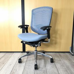 【世界で認められた革新的なタスクチェア!肘掛部分で操作が自由自在!スマートオペレーション搭載!】■オカムラ(okamura) コンテッサチェア 肘付ハイバック 背面メッシュ ■ランバー付 可動肘 ■色:ライトブルー【2502】弊社使用欄【A00999492】