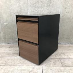 【超レアな表面木目柄のおしゃれなワゴンが入荷！】■オカムラ（okamura）プロステージクレストシリーズ　３段ワゴン　■色：本体/ブラック　正面/木目ダーク　■シリンダー錠【2505】弊社使用欄【A01016601】